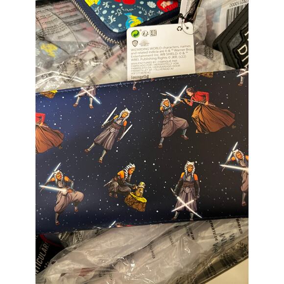 Loungefly Disney Star Wars Ahsoka Tano and Grogu The Mandalorian Zip Wallet - Picture 4 of 4